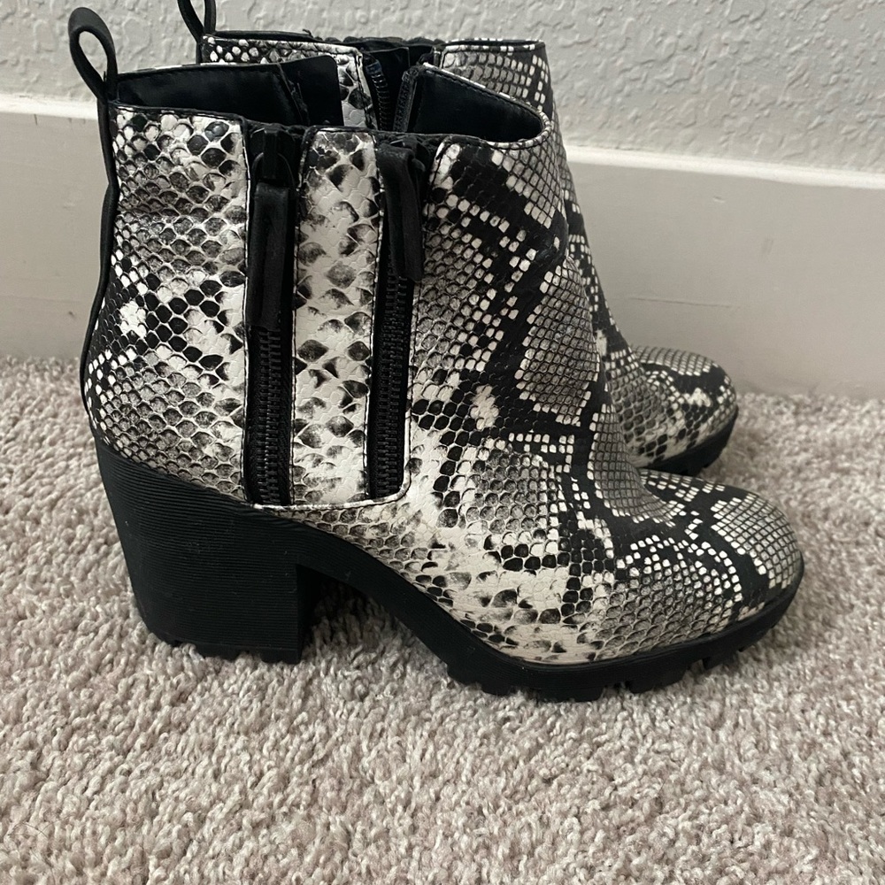 Nine West Black Snakeskin Boots size 9